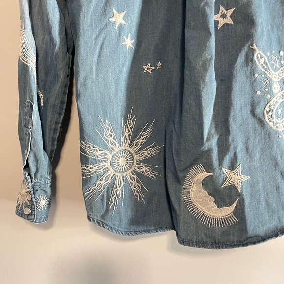 Johnny Was Embroidered Denim Pearl Snap Boho Shirt Sun Moon Snake Stars Boho XS - Picture 12 of 13